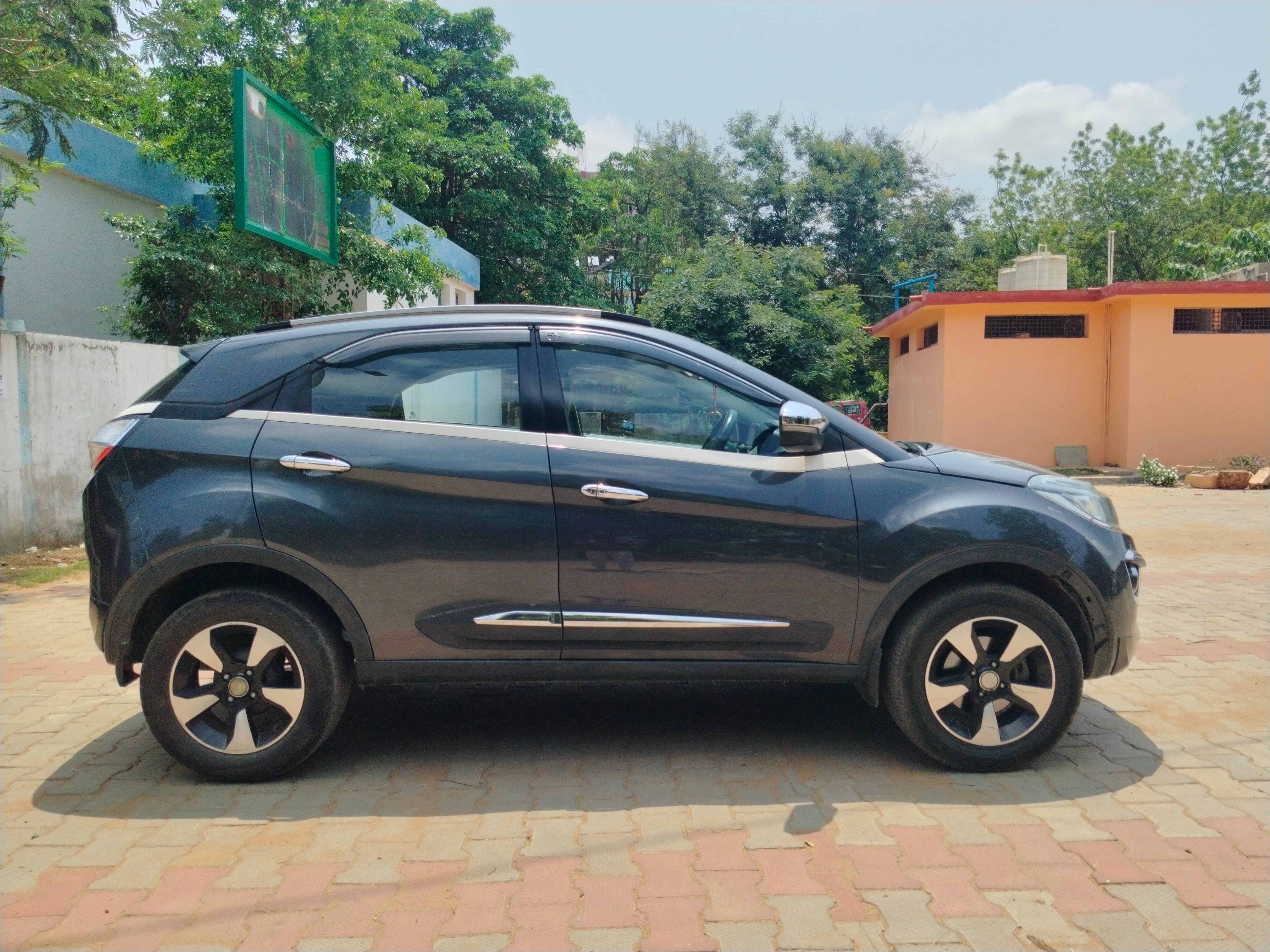 Vehicle image 6