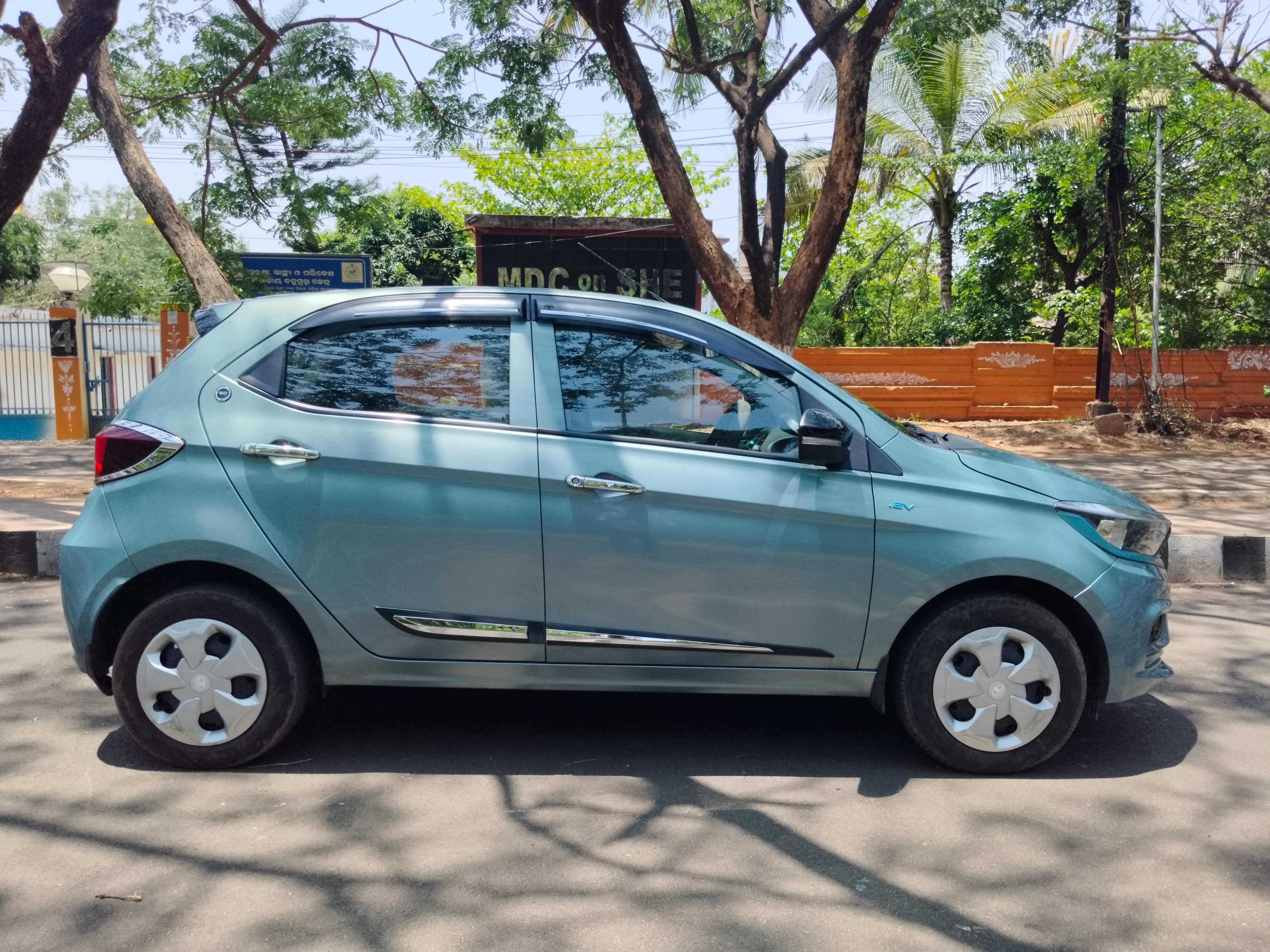Vehicle image 13