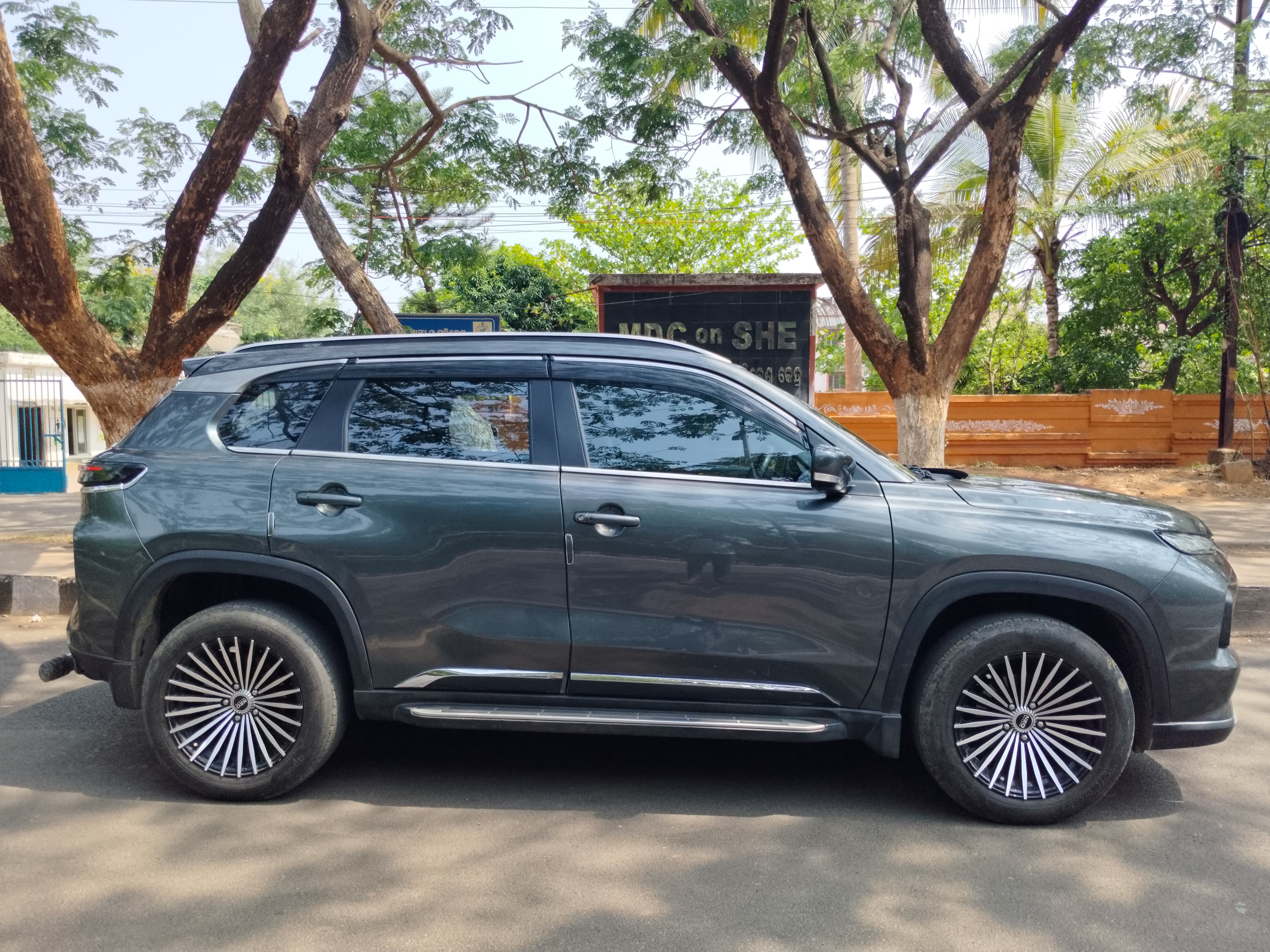 Vehicle image 13