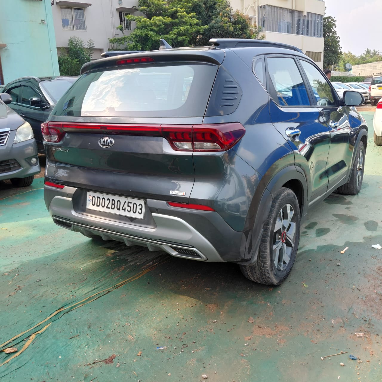 Vehicle image 10