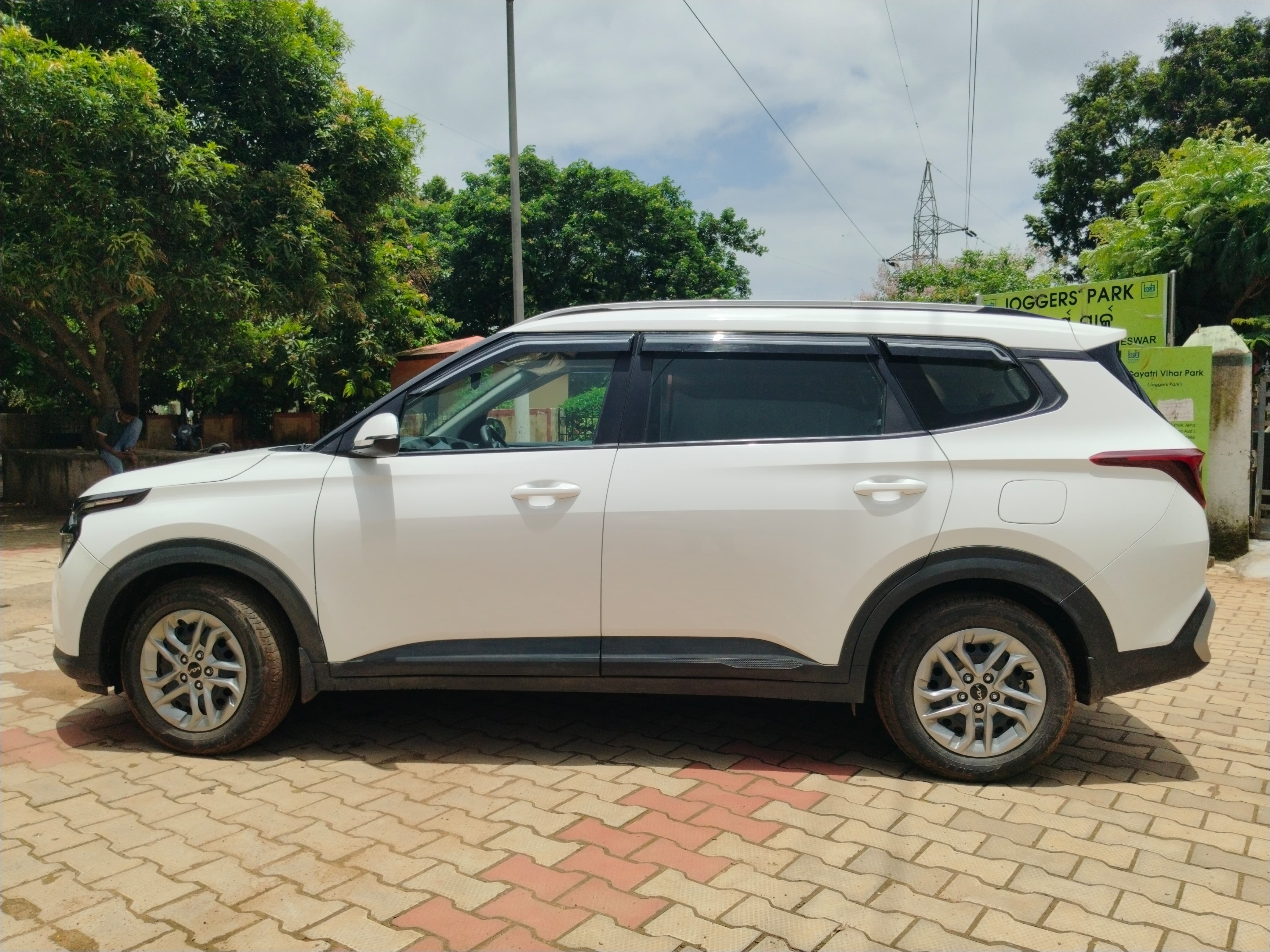 Vehicle image 14