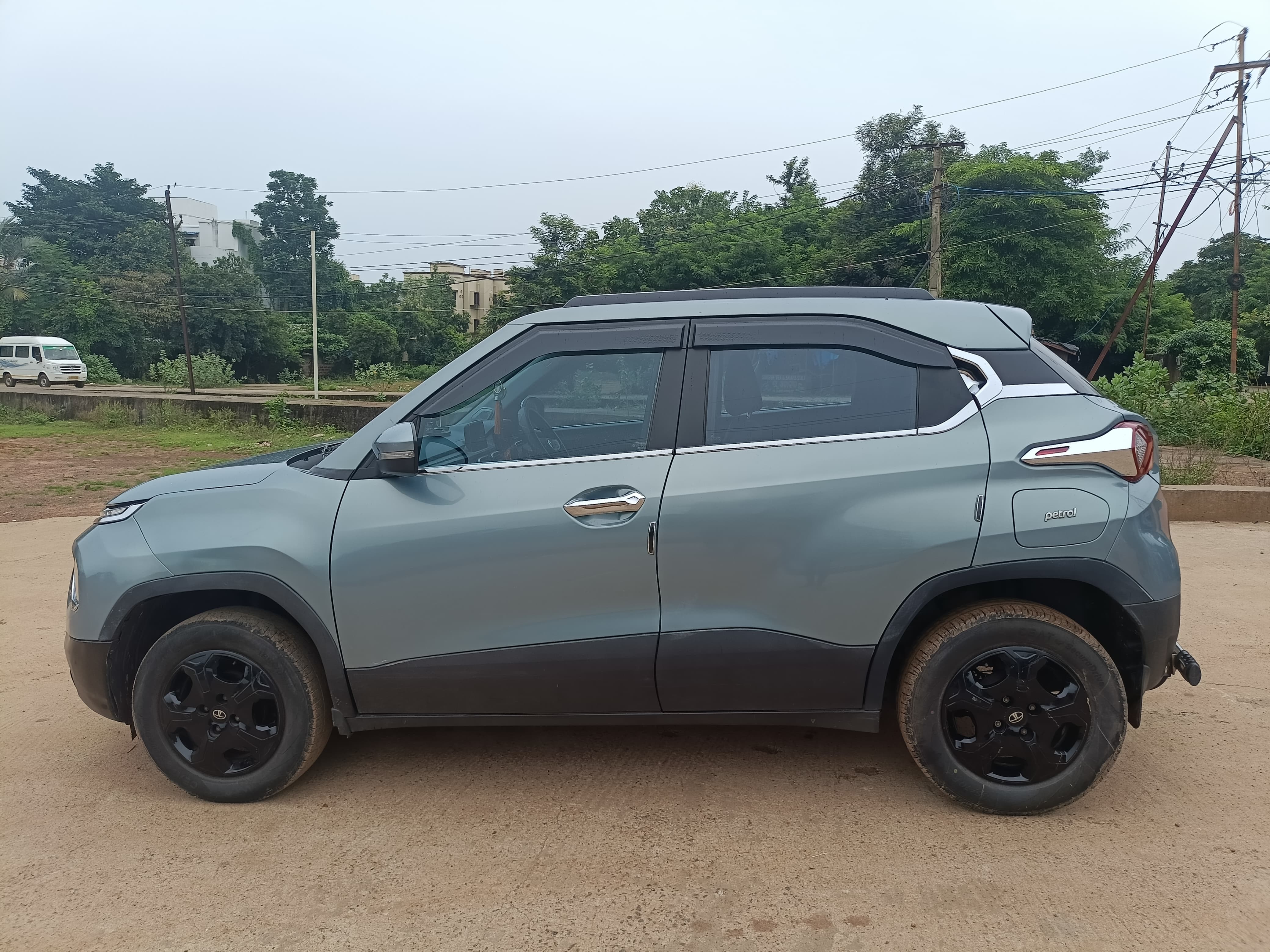 Vehicle image 6