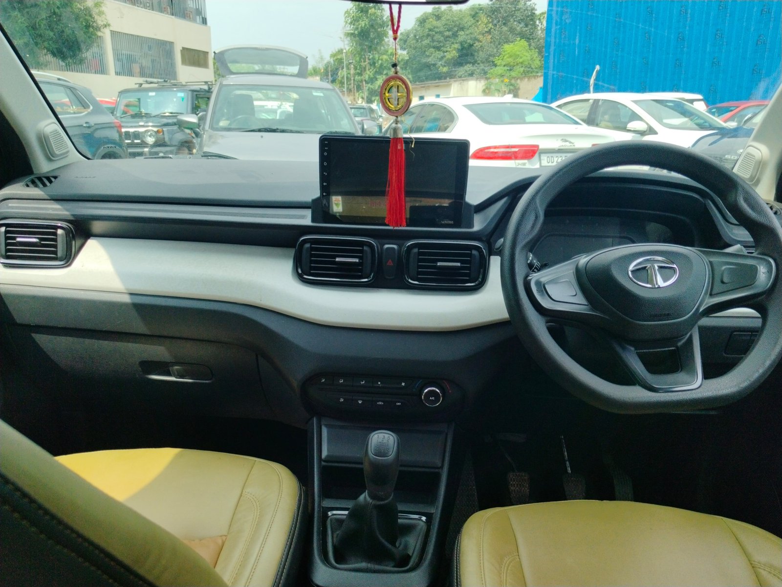 Vehicle image 4