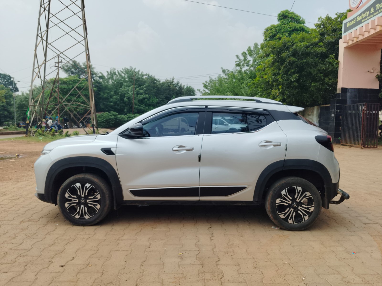 Vehicle image 16