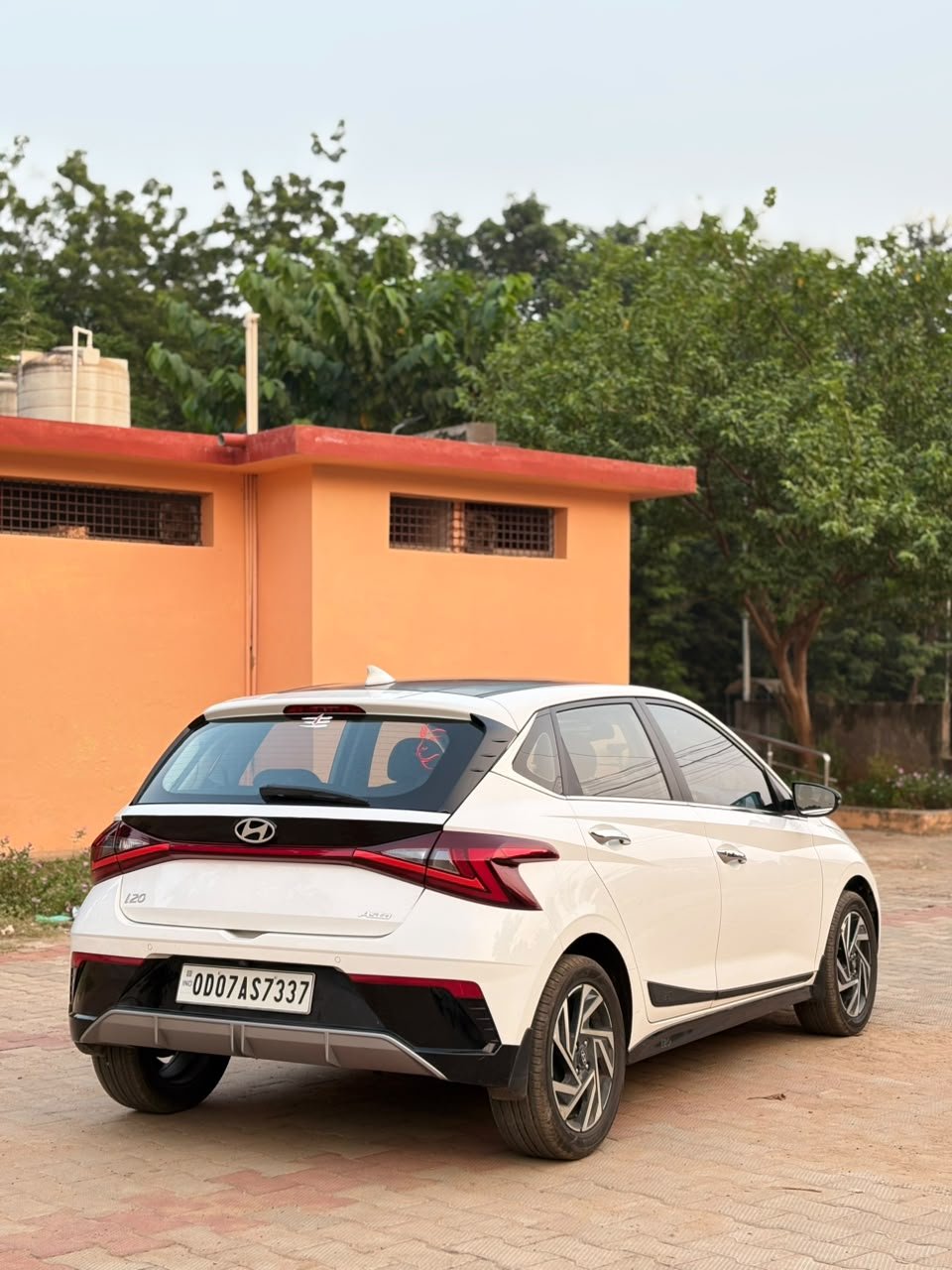 Vehicle image 15
